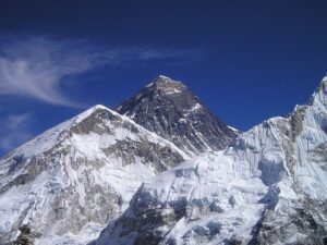 Il monte Everest cresce di quasi un metro raggiungendo una nuova altezza